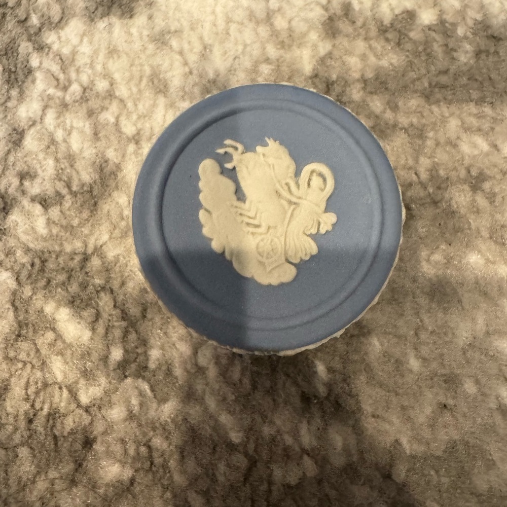 Wedgwood Blue and White Decorative Trinket Box - Picture 2 of 5